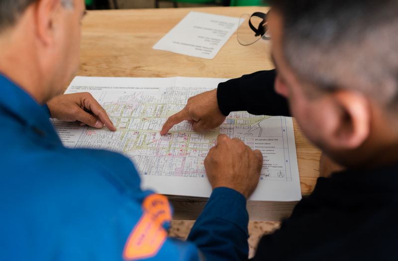 Who is a survey engineer and how does he work?