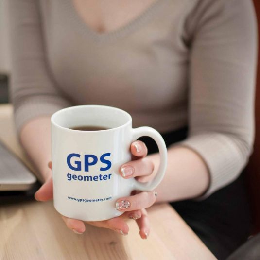 Taza de marca con logotipo de geometer GPS